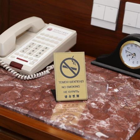 Soluxe Hotel Алма Ата Стая снимка