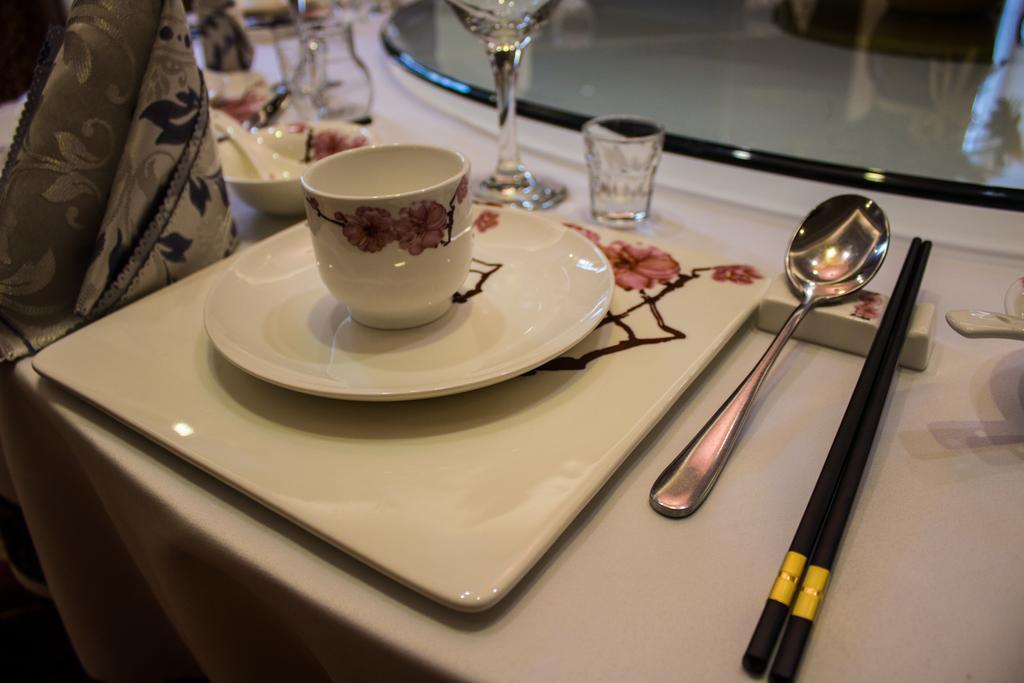 Soluxe Hotel Алма Ата Екстериор снимка