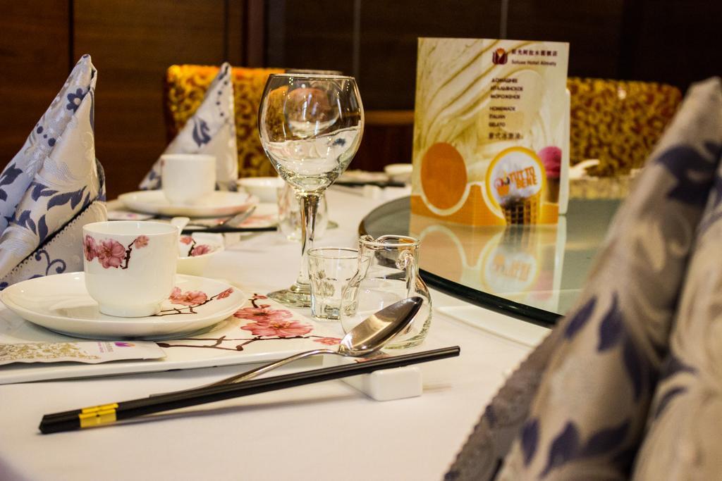 Soluxe Hotel Алма Ата Екстериор снимка