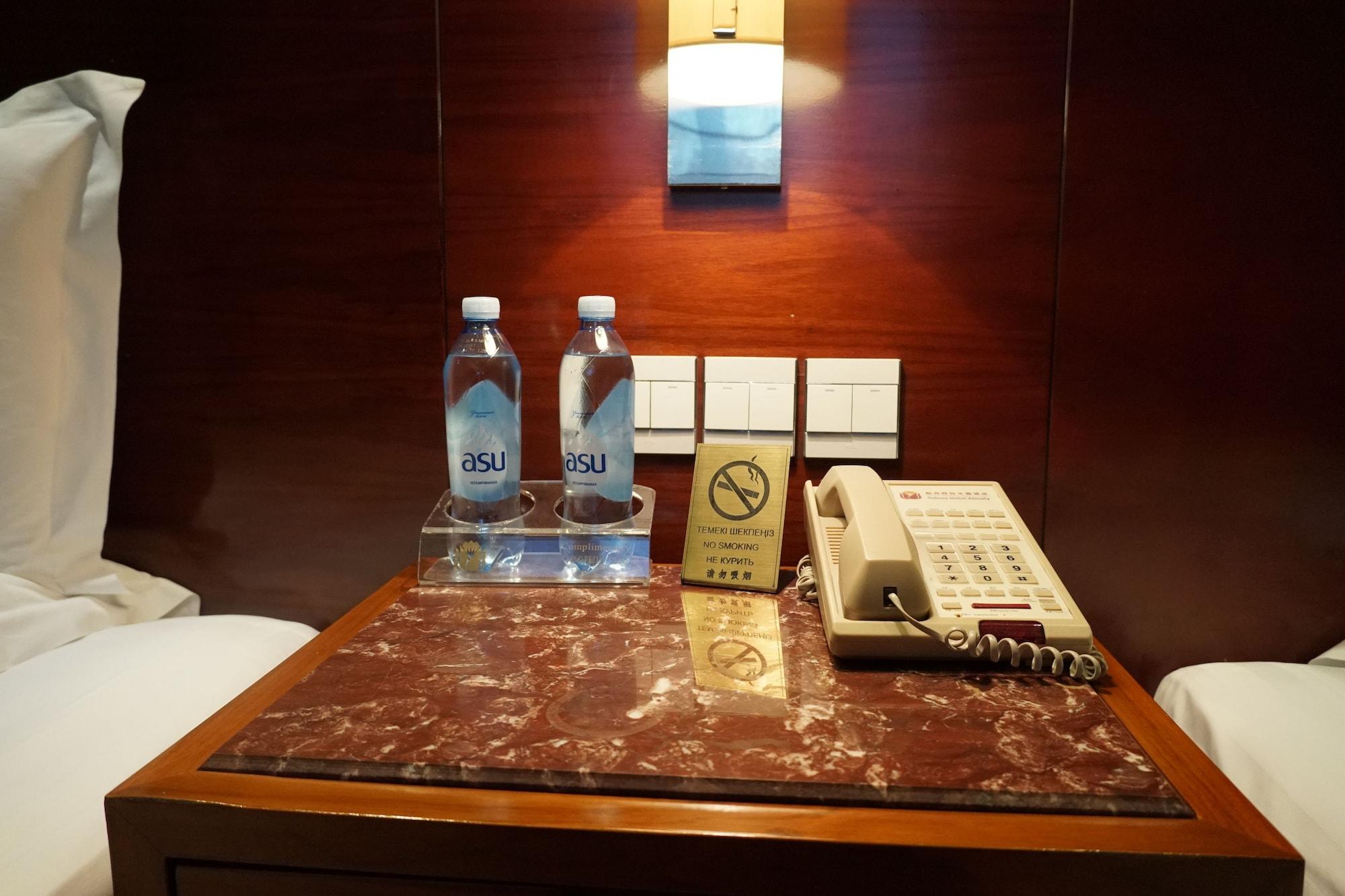 Soluxe Hotel Алма Ата Екстериор снимка