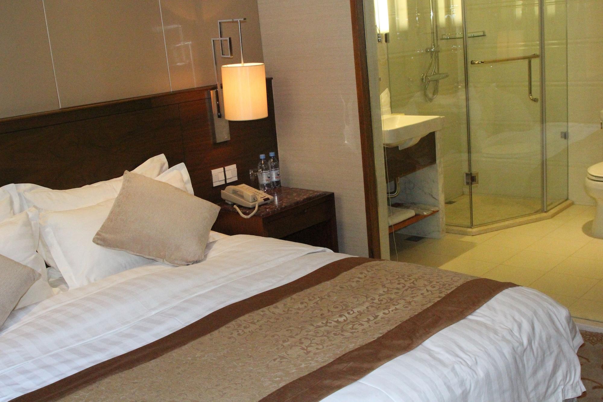 Soluxe Hotel Алма Ата Екстериор снимка