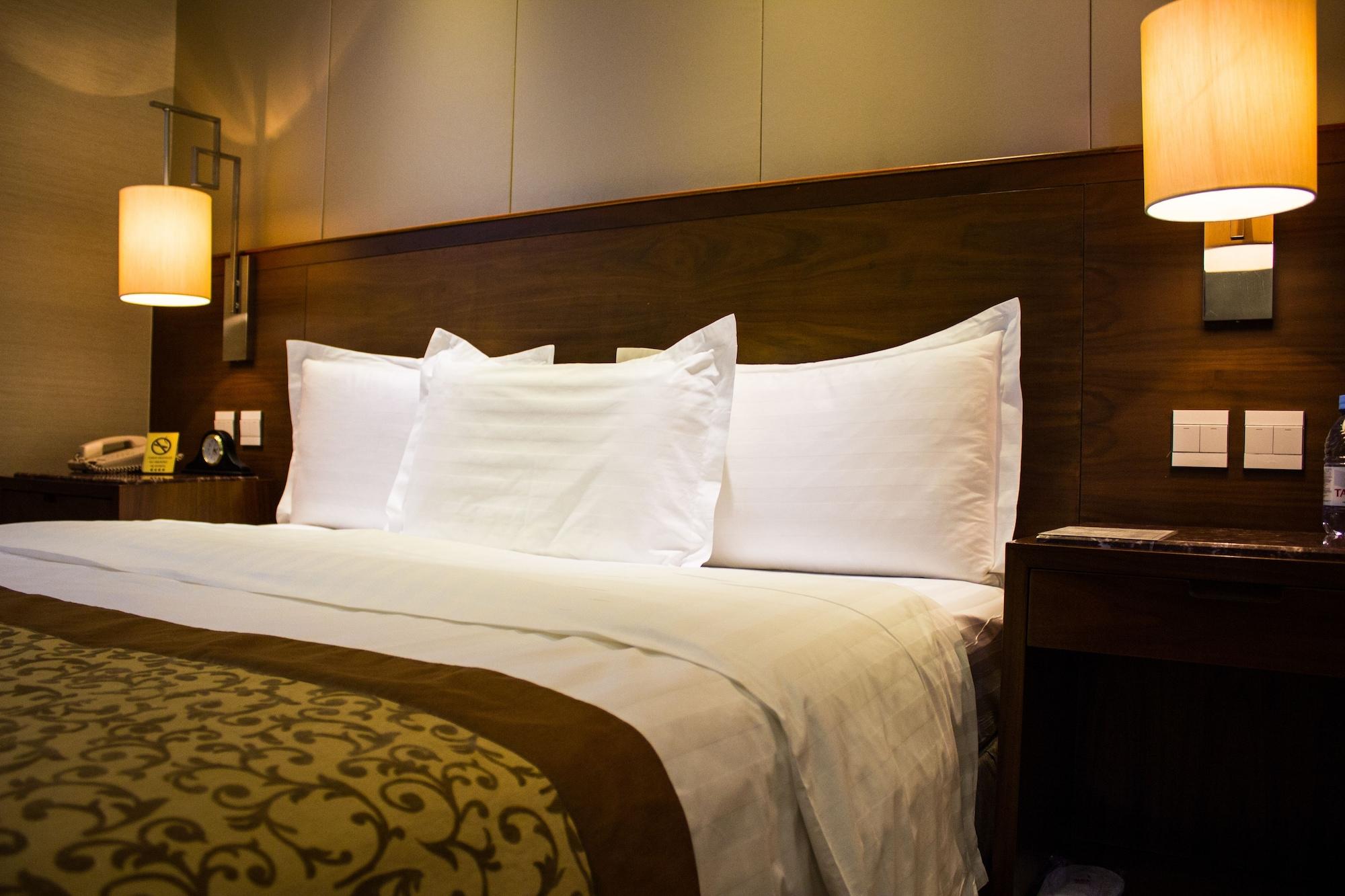 Soluxe Hotel Алма Ата Екстериор снимка