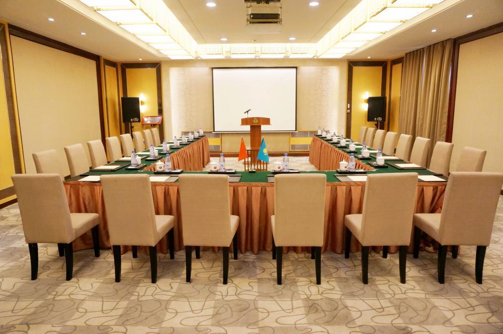 Soluxe Hotel Алма Ата Екстериор снимка