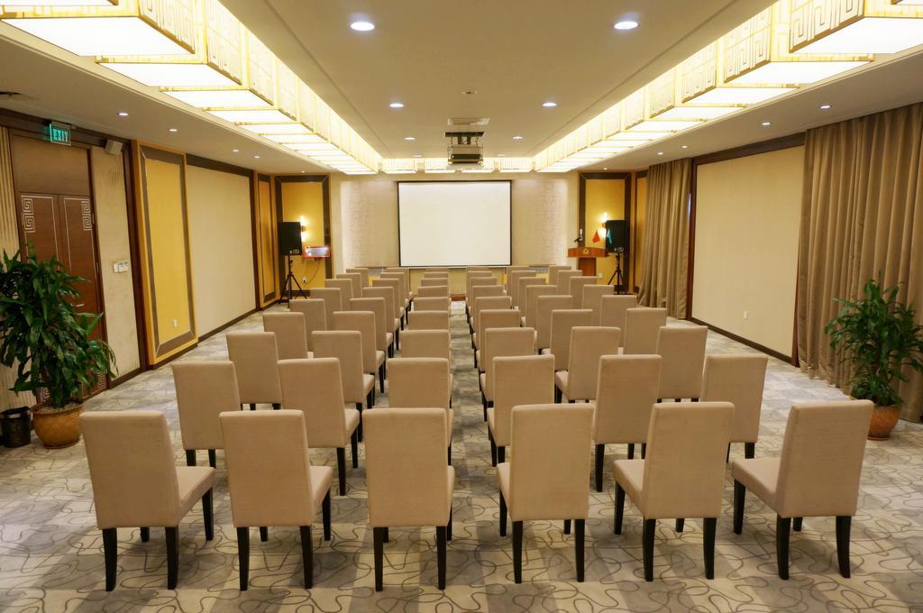 Soluxe Hotel Алма Ата Екстериор снимка