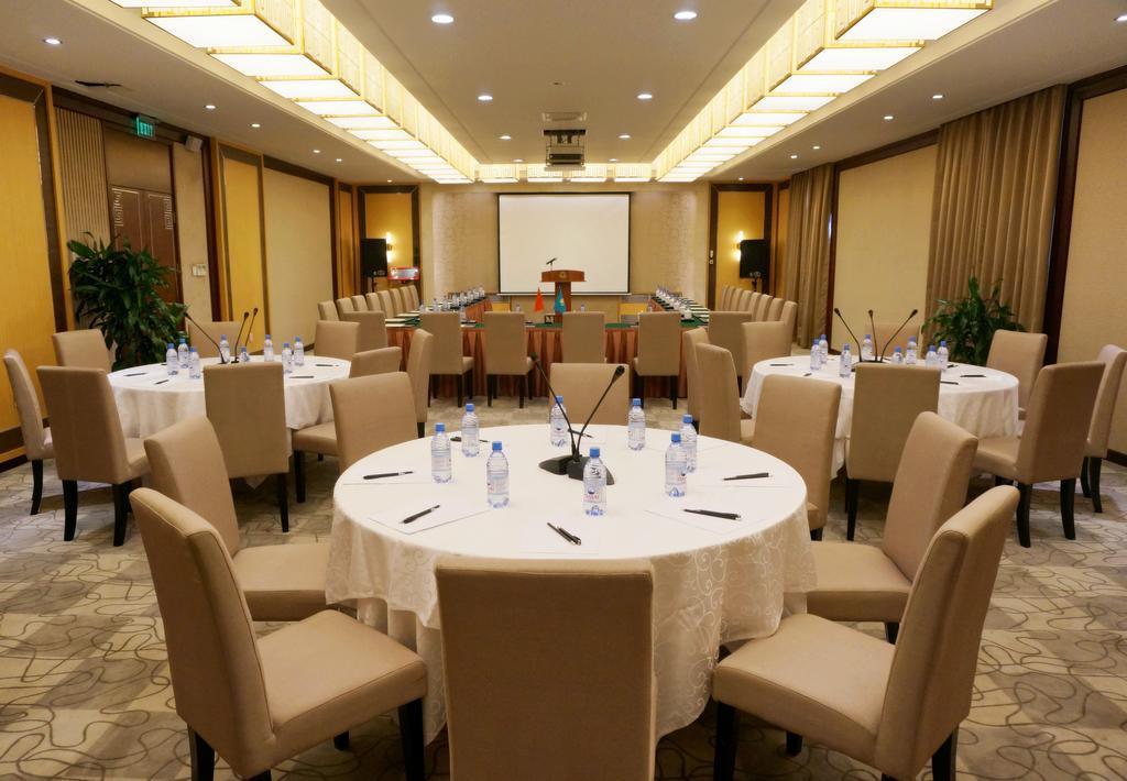 Soluxe Hotel Алма Ата Екстериор снимка