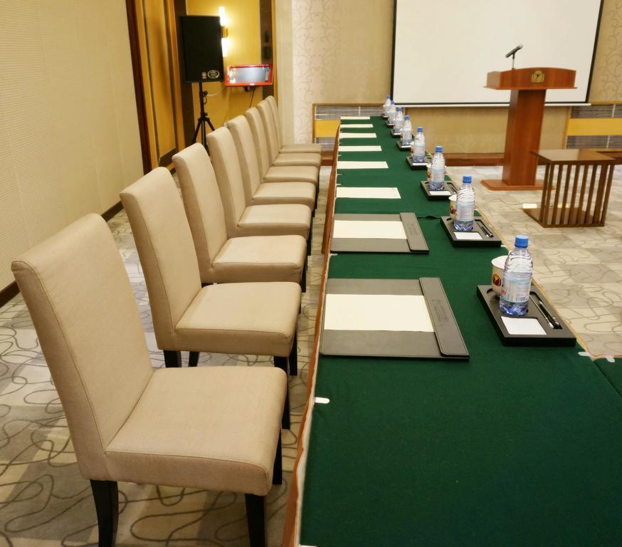 Soluxe Hotel Алма Ата Екстериор снимка