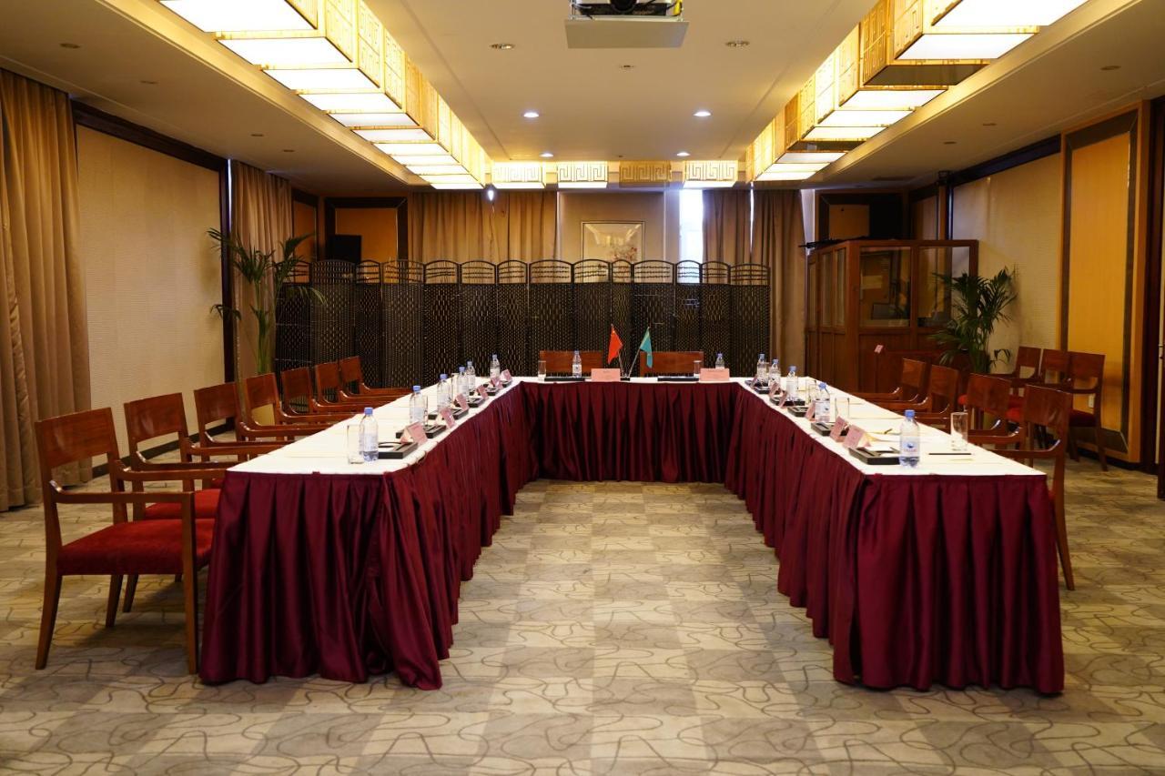 Soluxe Hotel Алма Ата Екстериор снимка