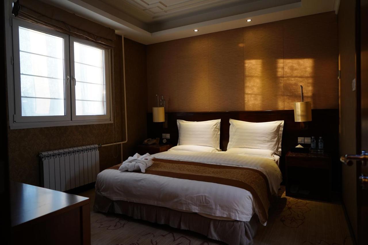 Soluxe Hotel Алма Ата Екстериор снимка