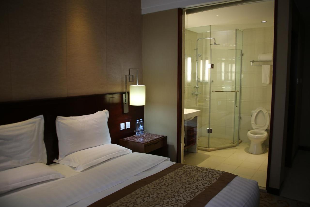 Soluxe Hotel Алма Ата Екстериор снимка