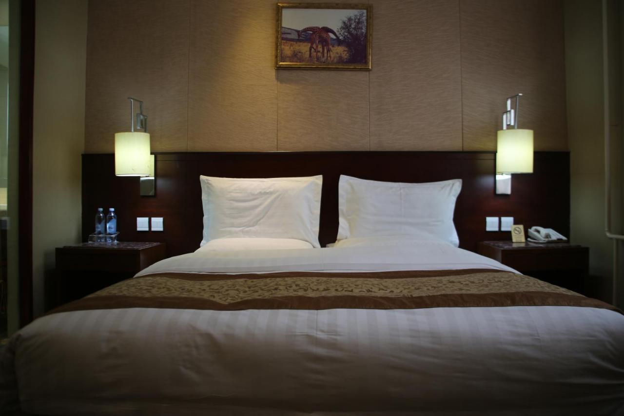 Soluxe Hotel Алма Ата Екстериор снимка